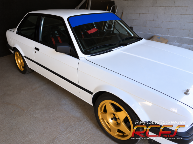 BMW E30 blanche aux jantes dorées